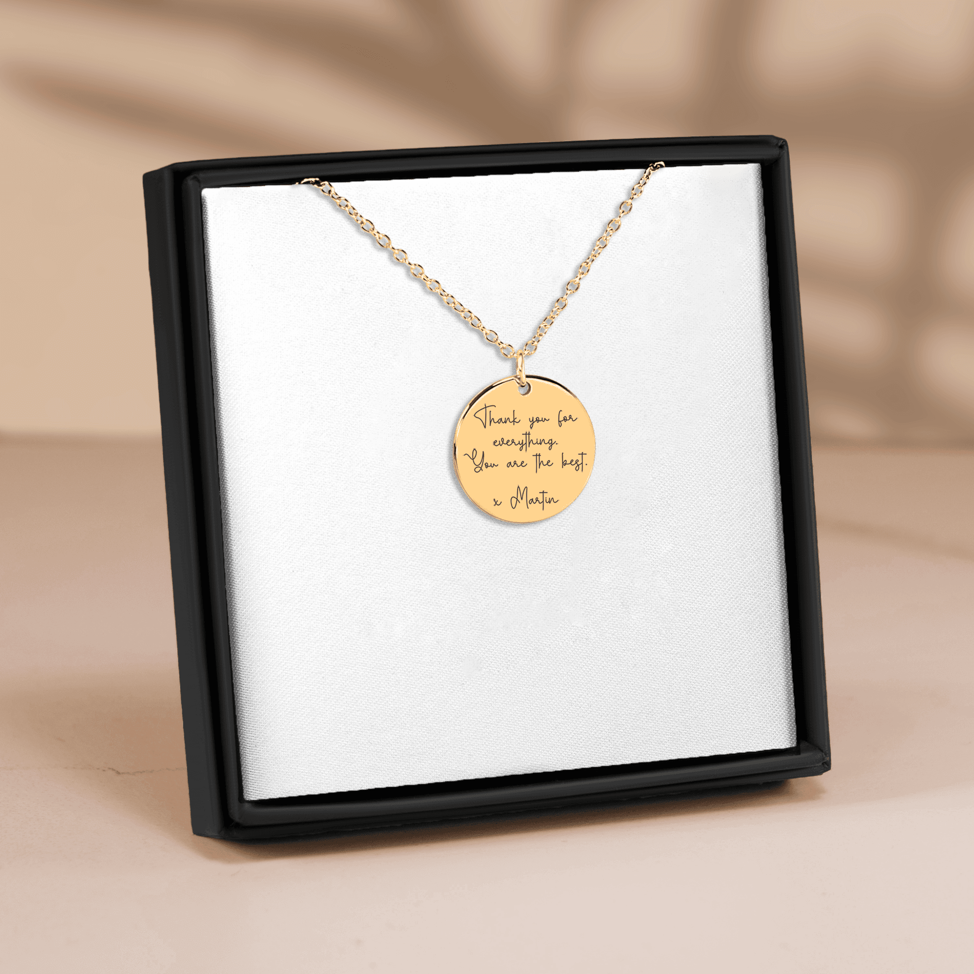 Collar con mensaje escrito a mano