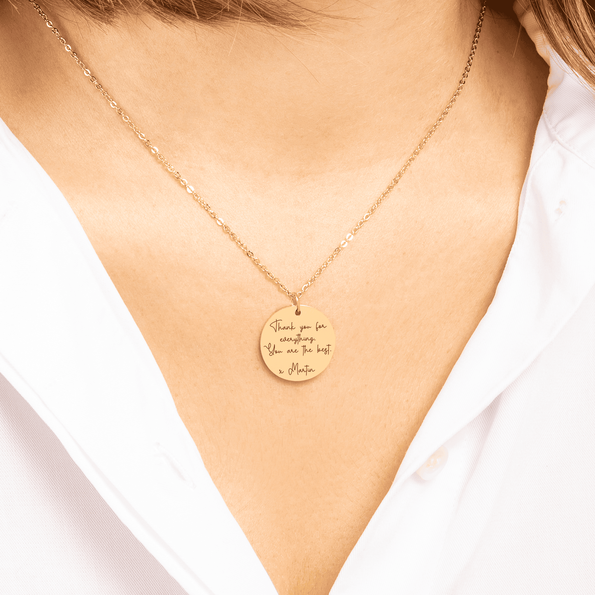 Collar con mensaje escrito a mano