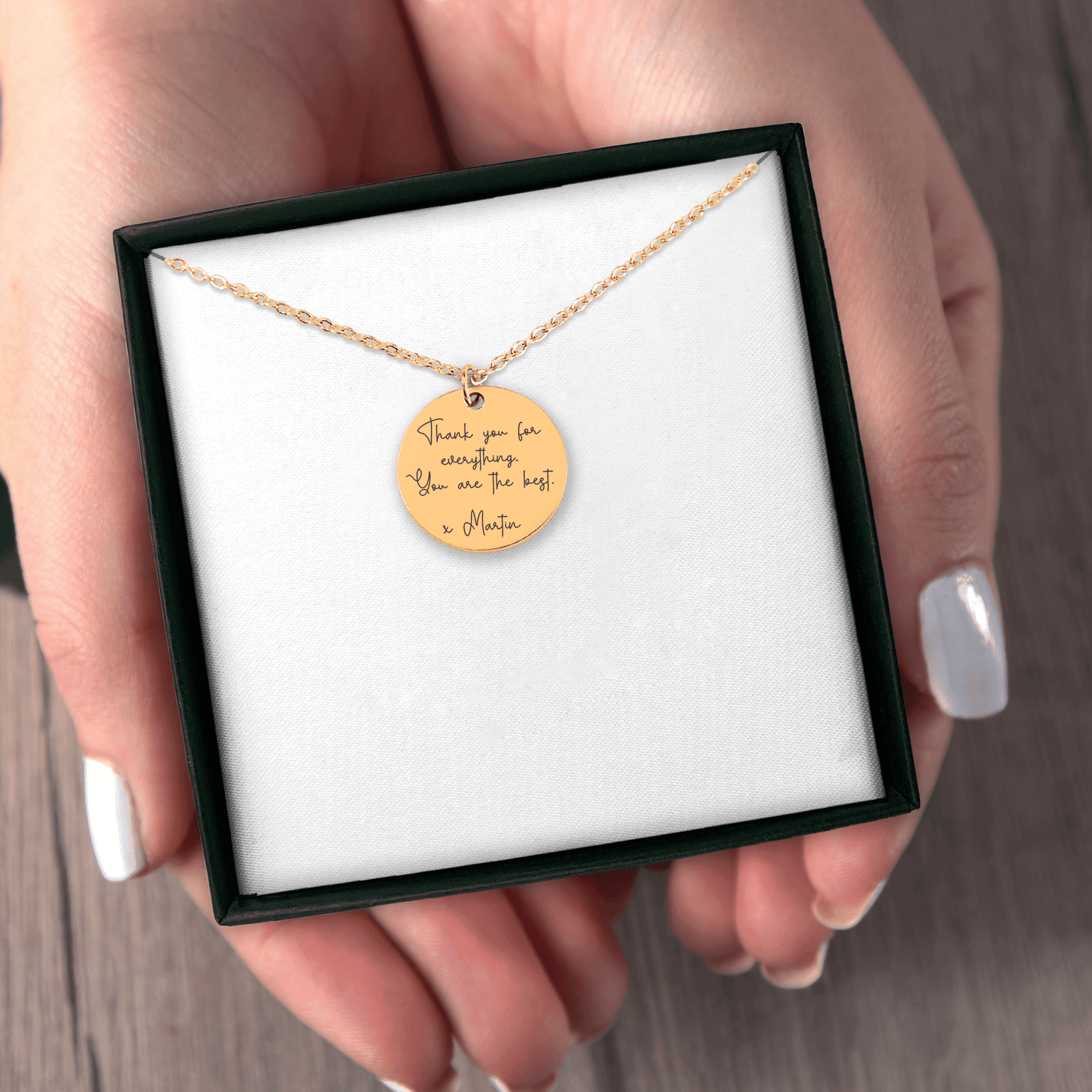 Collar con mensaje escrito a mano