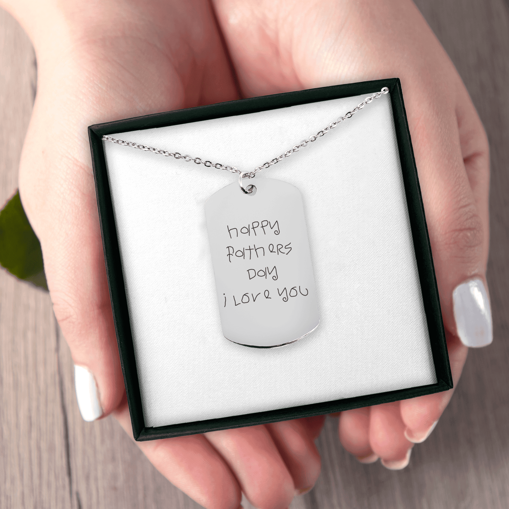 Collar con mensaje escrito a mano